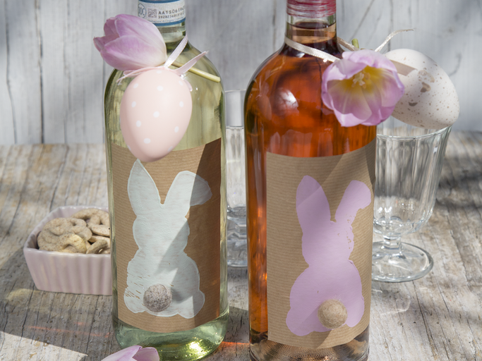 Hasen-Etiketten mit Bommelschwanz auf Glasflaschen | © Birgid Allig